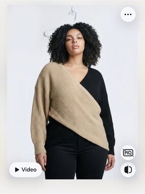 Colorblock V-Neck Sweater in Black and Beige